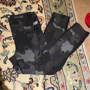 NEW BALANCE Small Crop Camo Leggings